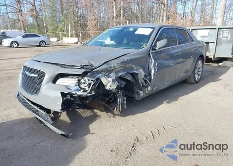 2018 Chrysler 300 Touring L z USA, uszkodzony, nr VIN 2C3CCAAG6JH304263